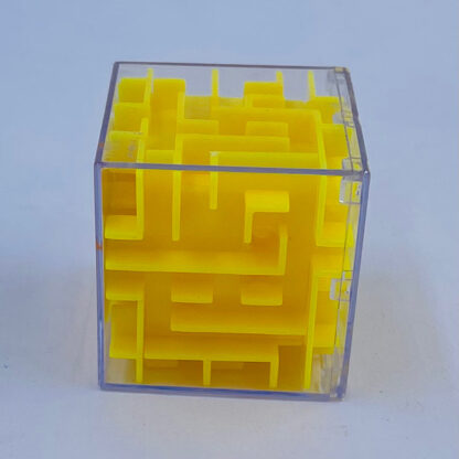 puzzle game svær labyrint som er i plexiglas der er gennemsigtigt den er firkanter og lidt svær hvor man skal bruge hjernen i 8 variant farver i gul
