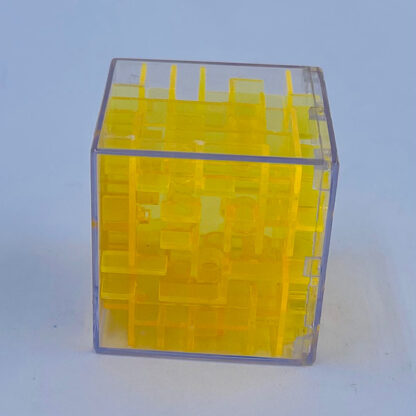 puzzle game svær labyrint som er i plexiglas der er gennemsigtigt den er firkanter og lidt svær hvor man skal bruge hjernen i 8 variant farver i klargul
