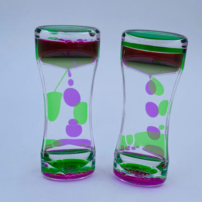 olie spil timeglas glas olie vand forsøg kemi fysik sjov front ryste