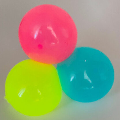 selvlysende sticky ball som kan hænge fast på væggen og er selvlysende alle