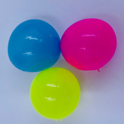 stickey stressbold som sidder fast på væggen eller loftet og er i flere farver samt er den selvlysende glow in the dark pæn