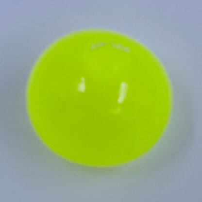 stickey stressbold som sidder fast på væggen eller loftet og er i flere farver samt er den selvlysende glow in the dark gul