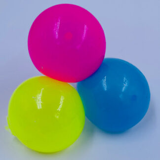 stickey stressbold som sidder fast på væggen eller loftet og er i flere farver samt er den selvlysende glow in the dark alle farver