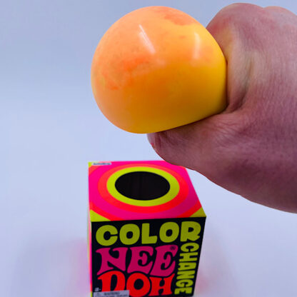 color change nee doh farveskift tofufyld skum stressbold needoh sjov legetøj fra sjovdk 3 farver såsom gul til orange