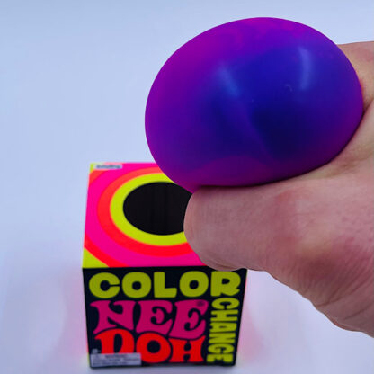color change nee doh farveskift tofufyld skum stressbold needoh sjov legetøj fra sjovdk 3 farver såsom lyserød til lilla