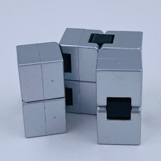 infinitycube infinity cube sølv og metalturkis fidget toys små gaver sjov opgave at løse metal