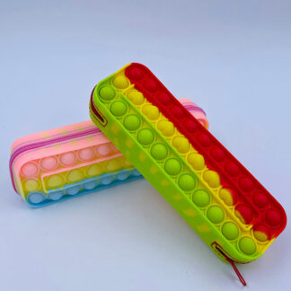 pop it penalhus der kan bruges med lynlås som er sjov og leg og brugbar med flotte farver 2 varianter 3 farve på 1 små gaver pop it fidget toys front
