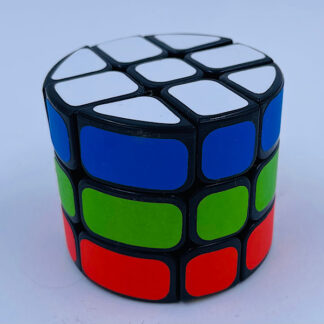 rubiks kube rubix cube der er sjov og er i en cylinder form det er en professor terning som alle kender der er udfordrende på sin helt egen måde hvor der er 5 forskellige flotte farver og den er dejligt at høre på små gaver fidget toys