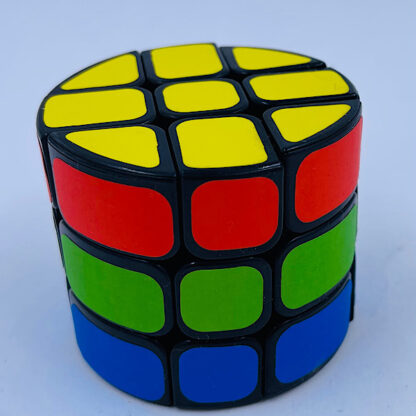 rubiks kube rubix cube der er sjov og er i en cylinder form det er en professor terning som alle kender der er udfordrende på sin helt egen måde hvor der er 5 forskellige flotte farver og den er dejligt at høre på små gaver fidget toys samlet