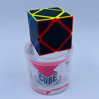 rubiks kube rubix cube som er mega sjov og udfordrende den kræver til erfaring og har et twist der gøre den endnu svære det er en 3x3 firkant professor terning til små gaver eller fidget toys alene