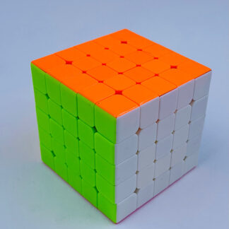 meget sjov rubiks kube rubin cube genstand professor terning med lidt udfordring der er 5x5 og passer til enhver person den er sjov og svær på sammen tid alene