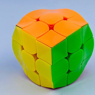 rubiks kube rubin cube i en sjov og udfordrende stadig det er en cube der er bølget i et bestemt mønster som gøre den meget sværere at løse og er ikke for sarte sjæle det er en 3x3 firkant professor terning og den er helt eventyrlig at lege med den er speciel og passer til små gaver samt fidget toys