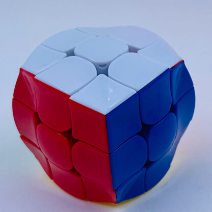 rubiks kube rubin cube i en sjov og udfordrende stadig det er en cube der er bølget i et bestemt mønster som gøre den meget sværere at løse og er ikke for sarte sjæle det er en 3x3 firkant professor terning og den er helt eventyrlig at lege med den er speciel og passer til små gaver samt fidget toys