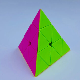 rubiks kube rubix cube rubixcube rubikskube sjov og udfordrende trekant pyramid cube svær flotte farver små gaver toys