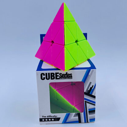 rubiks kube rubix cube rubixcube rubikskube sjov og udfordrende trekant pyramid cube svær flotte farver små gaver toys samlet