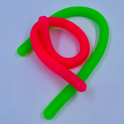 monkey-noodles-abe-haler-monkey-tails-haler-to-i-en-2-pak-fidget-toys-stretchy grøn og rød